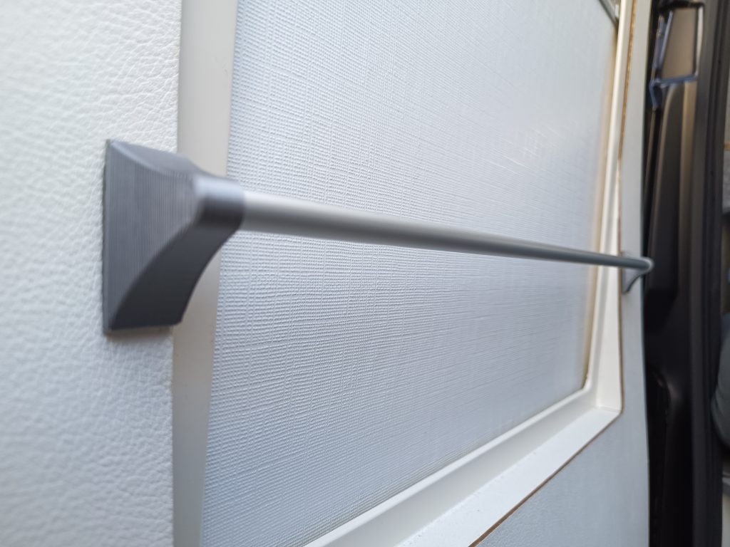 Jalousie Schutzstange mit geschlossenem Rollo