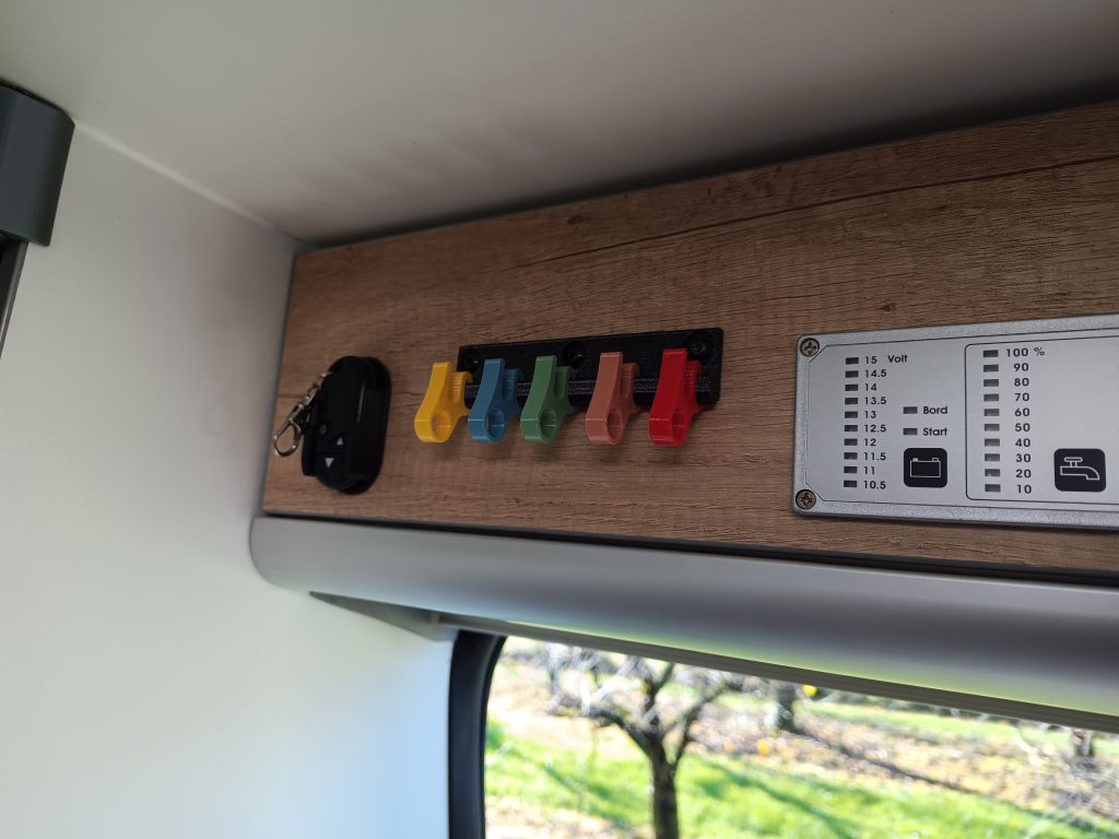 Blick auf eingebautes Markisenhaken-Set